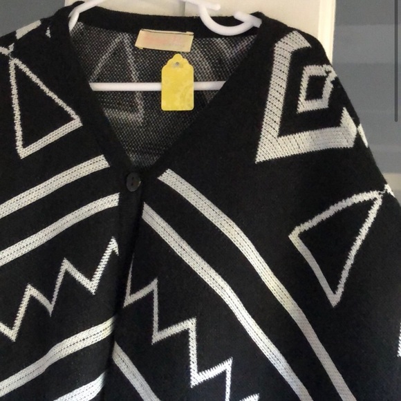 NWT Ryleigh Rue’s Girls Poncho Sweater - Picture 4 of 8